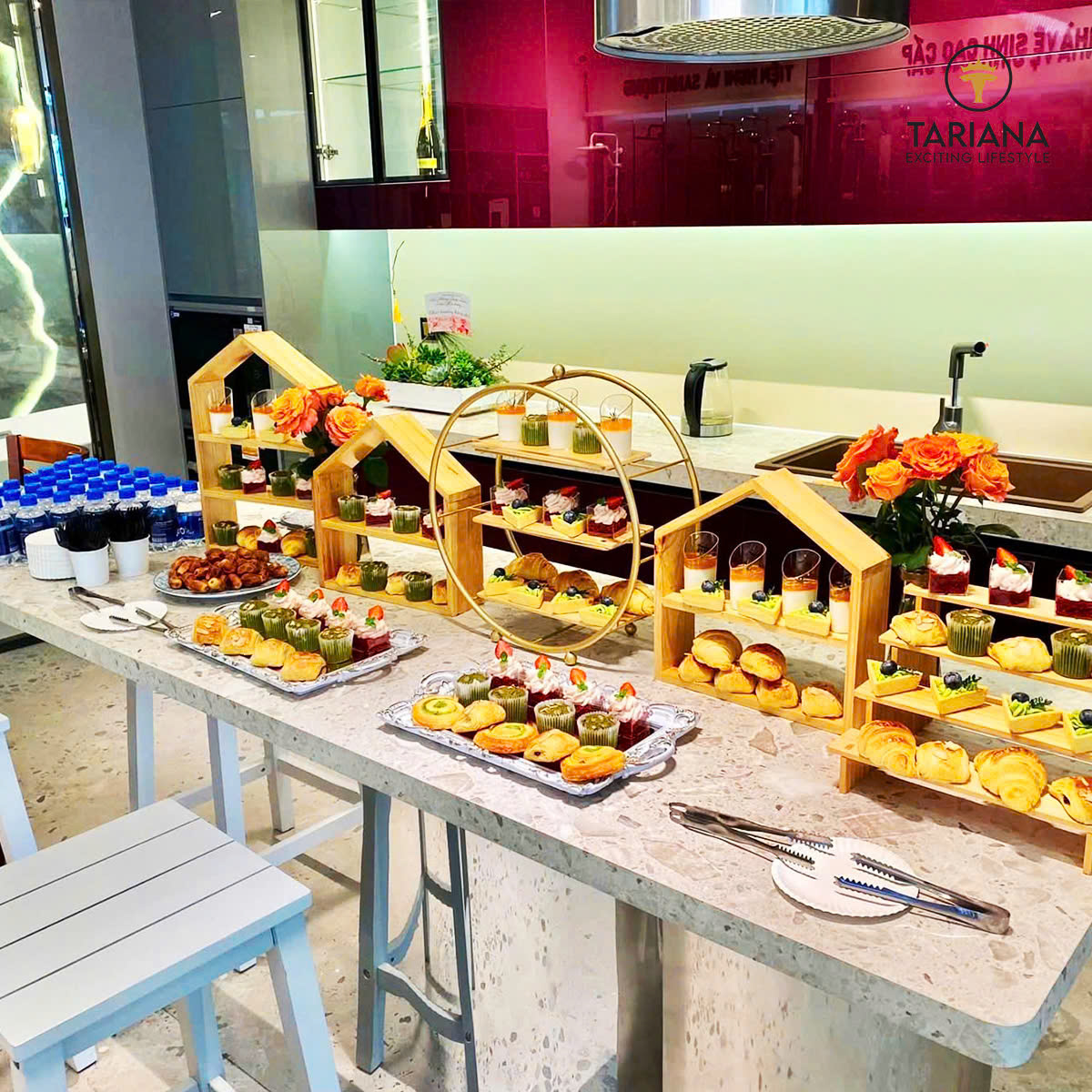 Quầy phục vụ khách hàng đến tham dự sự kiện khai trương được chăm chút cẩn thận
