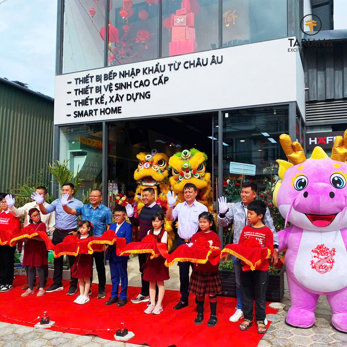 Tưng bừng không khí khai trương showroom nội thất Tariana
